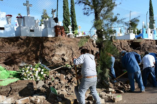 Derrumbe en barda del panteón de Zapopan