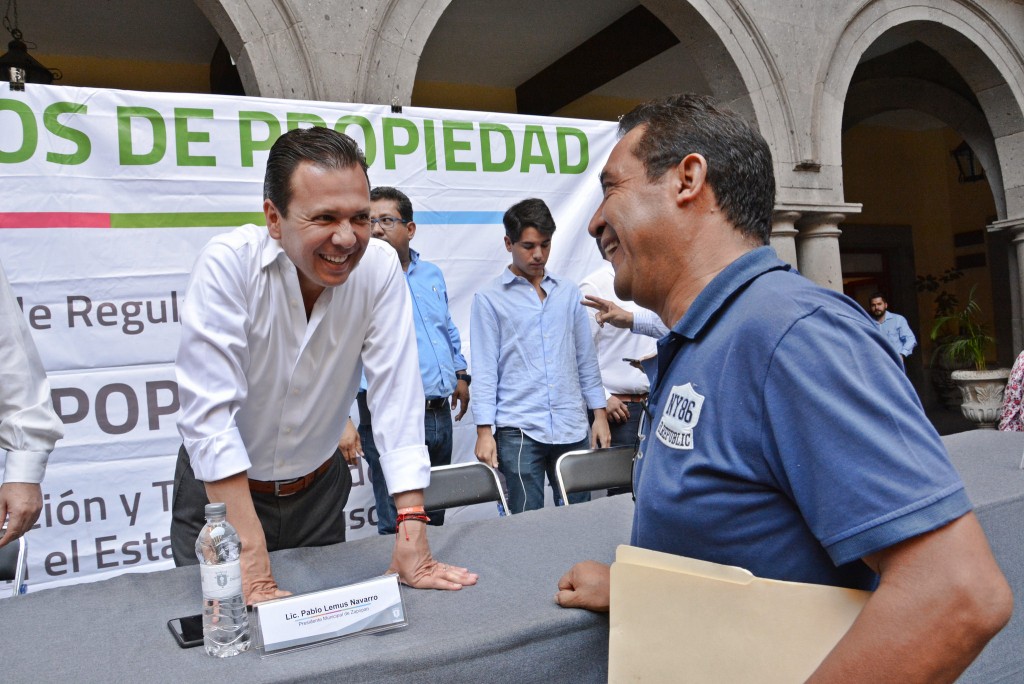 Entrega de títulos de propiedad  - COMUR