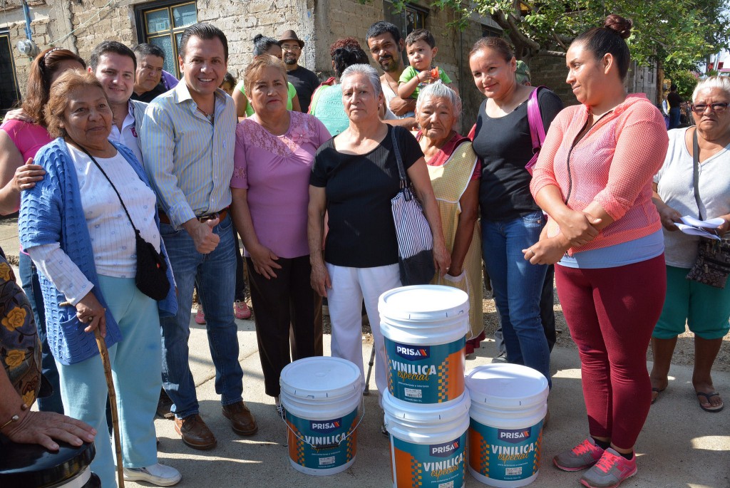 Entrega de pintura, en el marco del programa "Zapopan, mi colonia", en Villas de Guadalupe