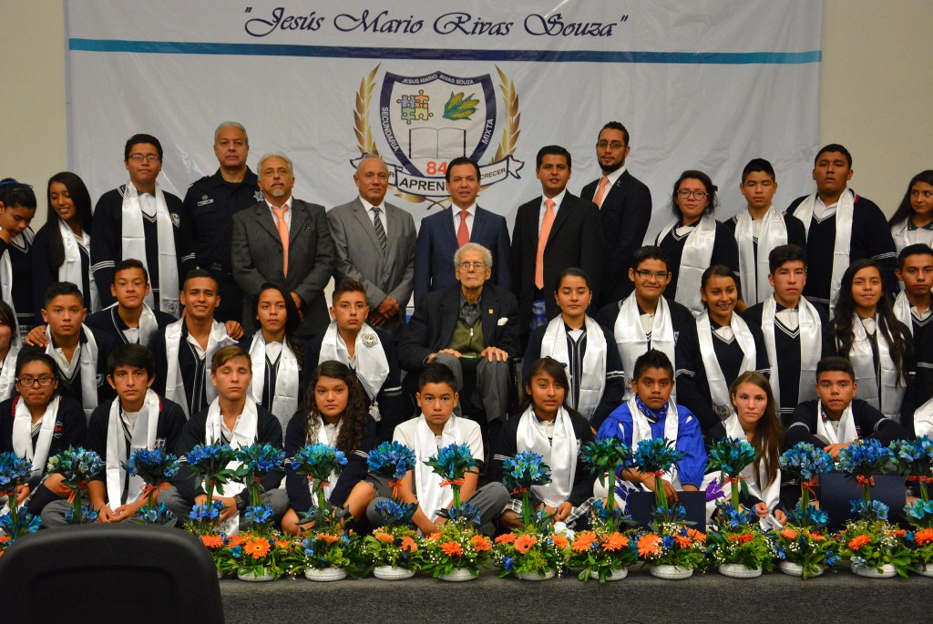 Acompaña Pablo Lemus a alumnos de secundaria que concluyeron sus estudios