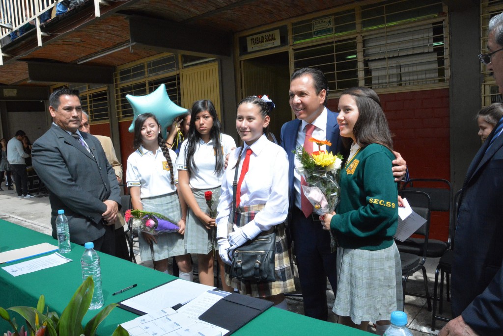 Acompaña Pablo Lemus a alumnos de secundaria que concluyeron sus estudios