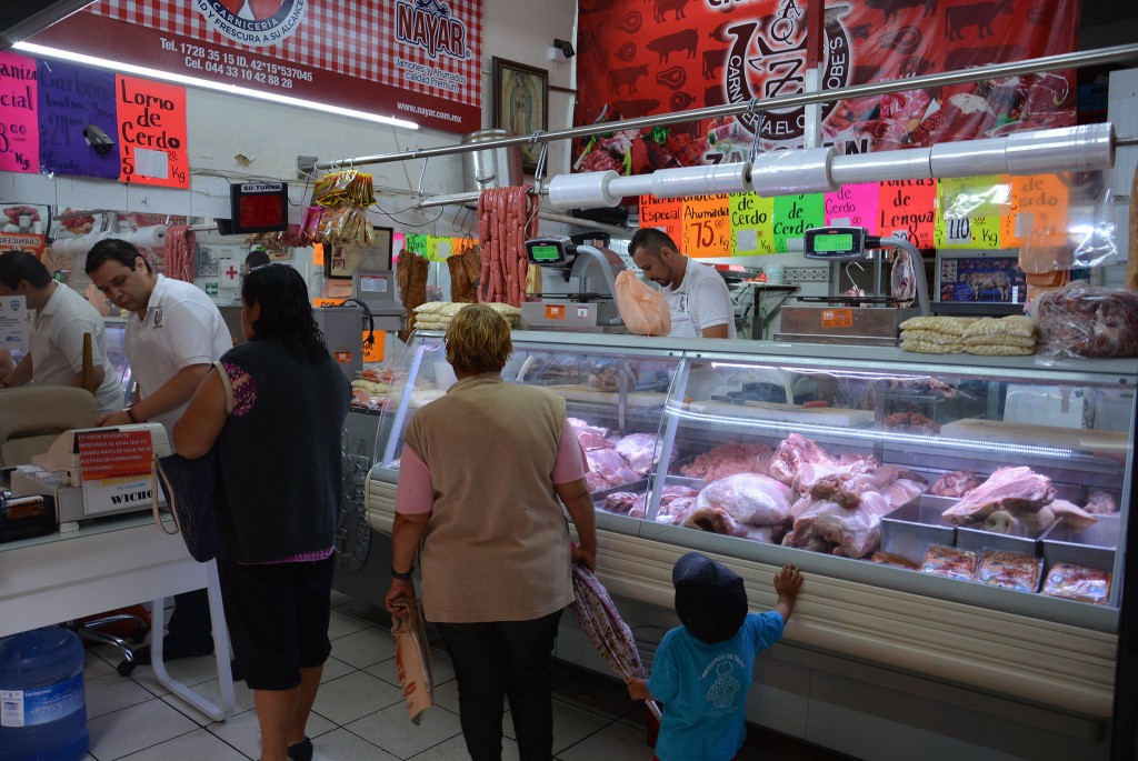 Instalación de planta de luz en el mercado Lázaro Cárdenas