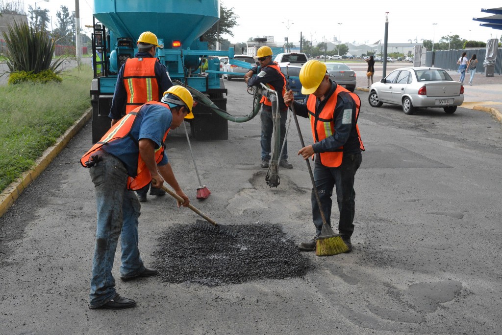 Bacheo en Avenida Parres Arias