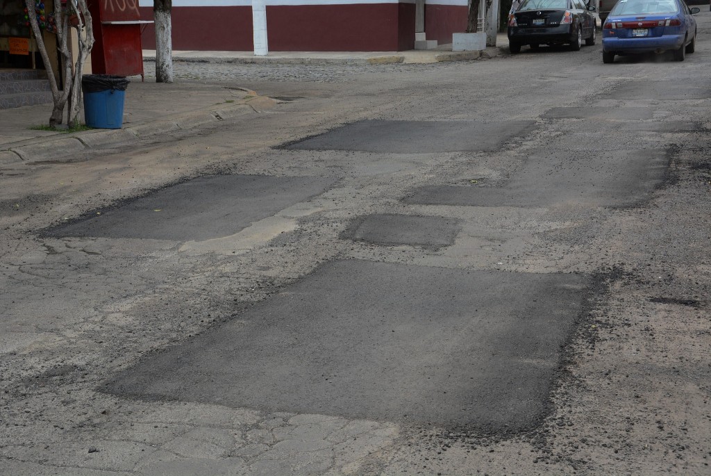 El Gobierno de Zapopan refuerza el programa de bacheo emergente en la calle Sarcófago