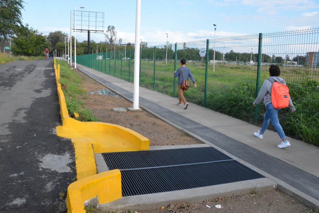 El Gobierno de Zapopan rehabilita banquetas de Avenida Periférico para seguridad de estudiantes y transeúntes