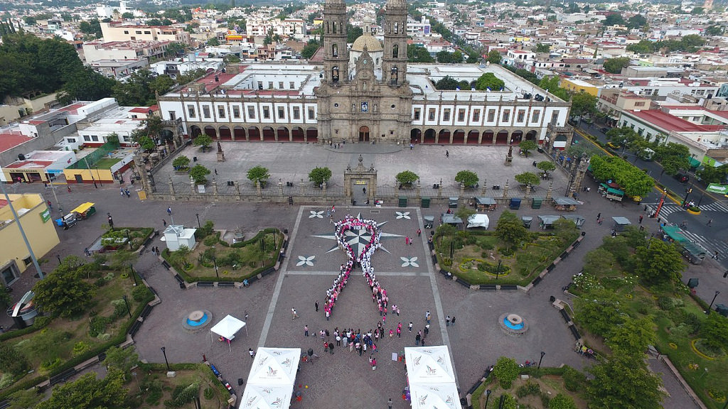 Conmemora Zapopan Día Mundial de la Lucha Contra el Cáncer con lazo humano en Plaza de las Américas
