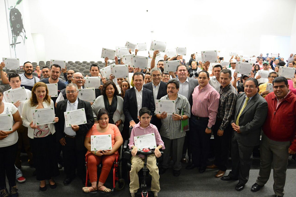 Pablo Lemus participa en la entrega de certificados especiales de educación básica para adultos zapopanos