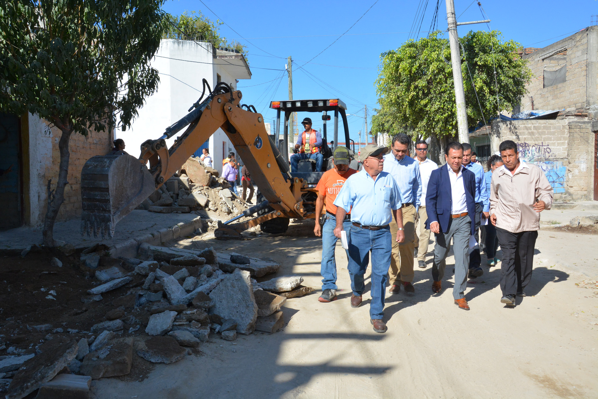 Pablo Lemus supervisa obras de rehabilitación de vialidades en San Juan de Ocotán