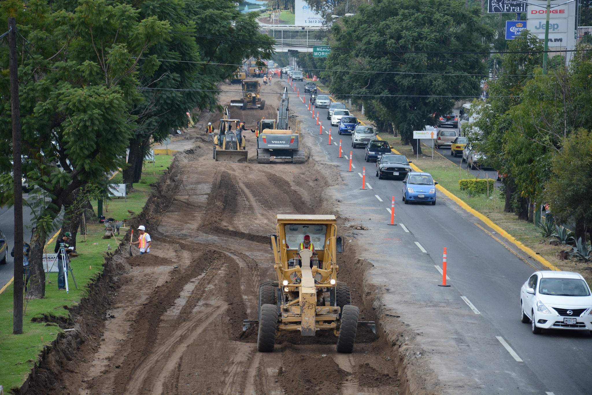 Pablo Lemus supervisa la obra de repavimentación en la Avenida López Mateos Sur