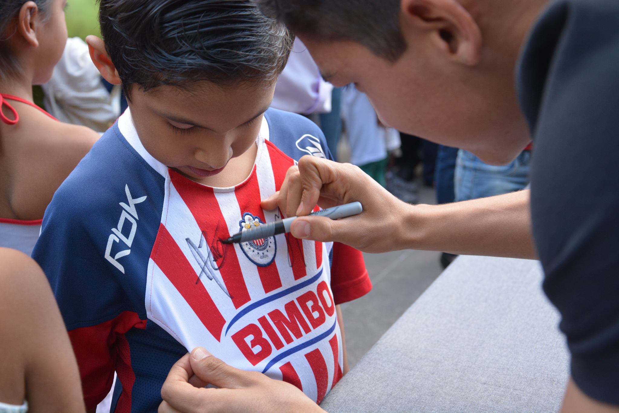 Fomenta Zapopan el deporte para combatir la violencia; jugadores de Chivas conviven con niños, niñas y adolescentes en El Briseño