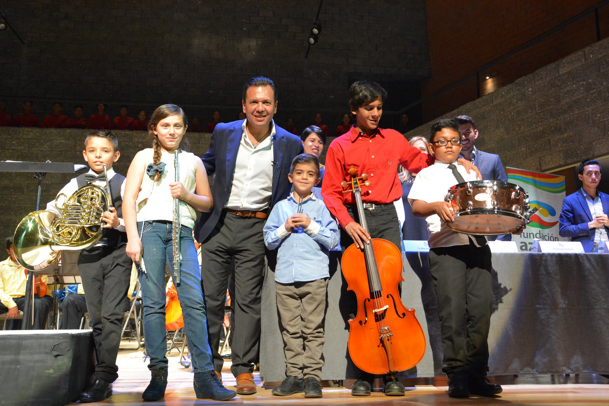 Se entregan instrumentos musicales a los 220 integrantes de la Orquesta Sinfónica Esperanza Azteca (OSEA) Zapopan