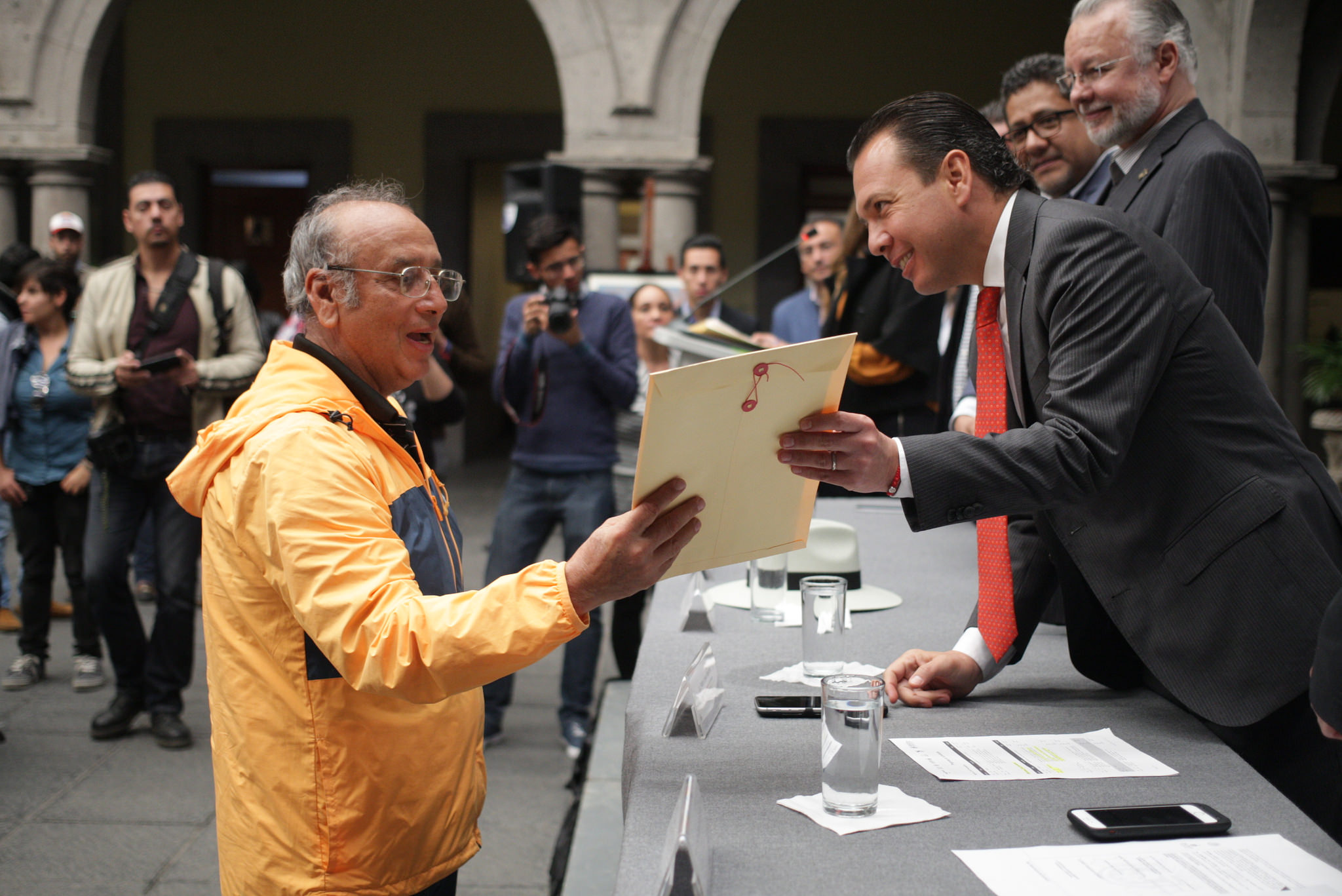 El Gobierno de Zapopan entrega títulos de propiedad para brindar seguridad jurídica a los ciudadanos