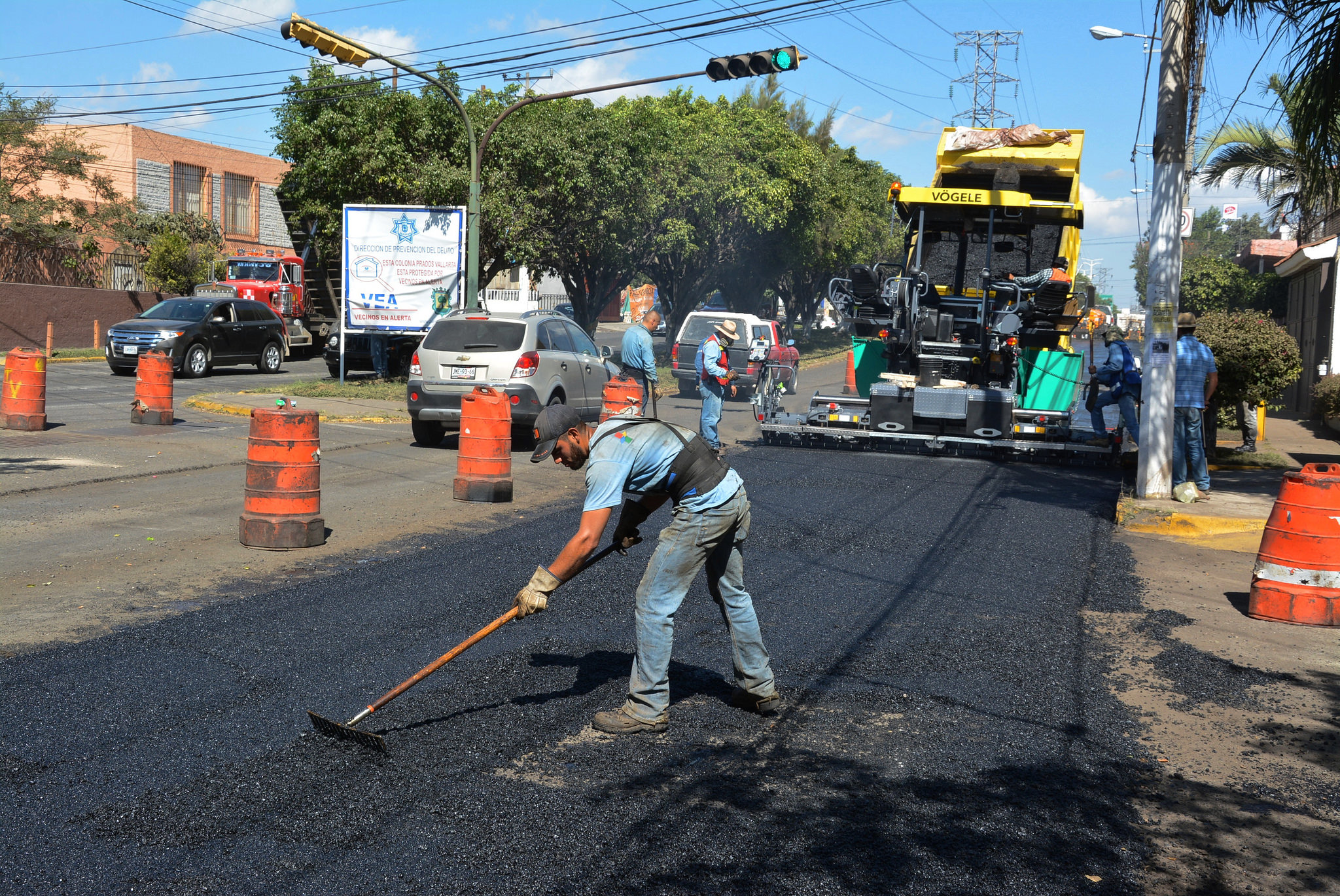 Avanzan trabajos de pavimentación en la avenida Clouthier 