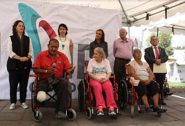 DIF Zapopan entrega sillas de ruedas