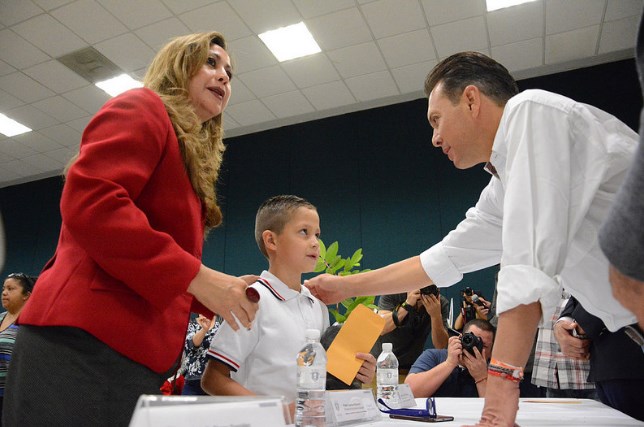 Entrega de estímulos económicos a niños