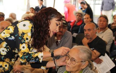 Población vulnerable recibe auxiliares auditivos