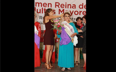 Coronan a Reina Regional de los Adultos Mayores