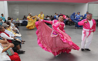 Ballet folclórico Aztlán recibe nuevo vestuario