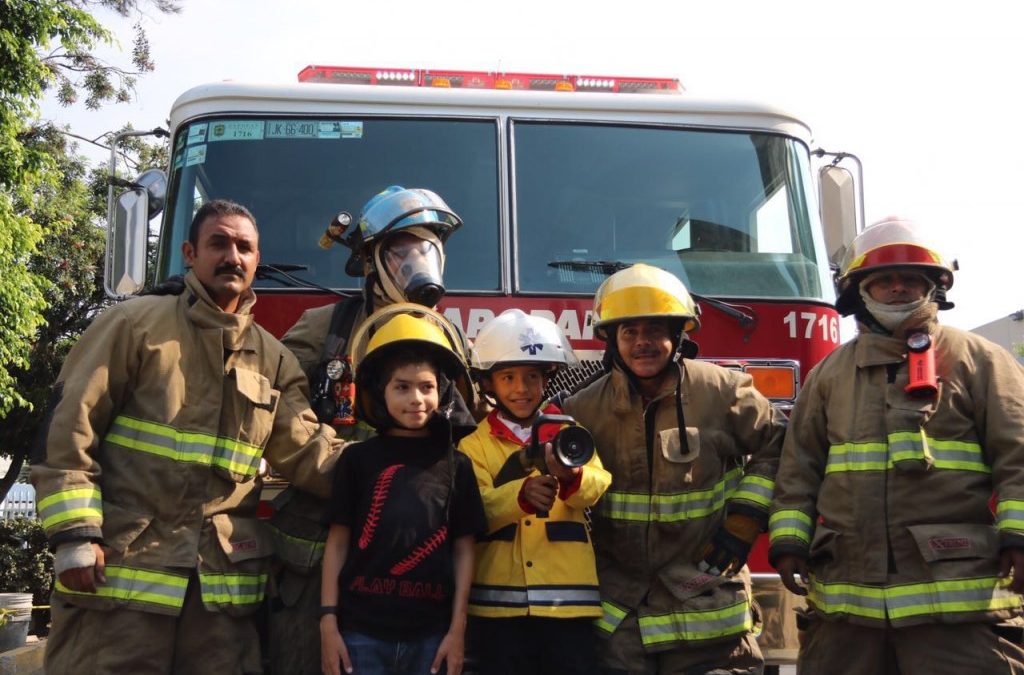 La Dirección de Recreación y Bomberos de Zapopan conviven con menores atendidos en la Unidad de Quemados del Hospital Civil