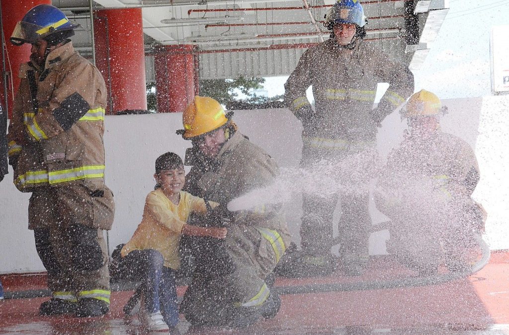 Niños de casas hogar juegan a ser bomberos por un día en las instalaciones de Protección Civil y Bomberos de Zapopan