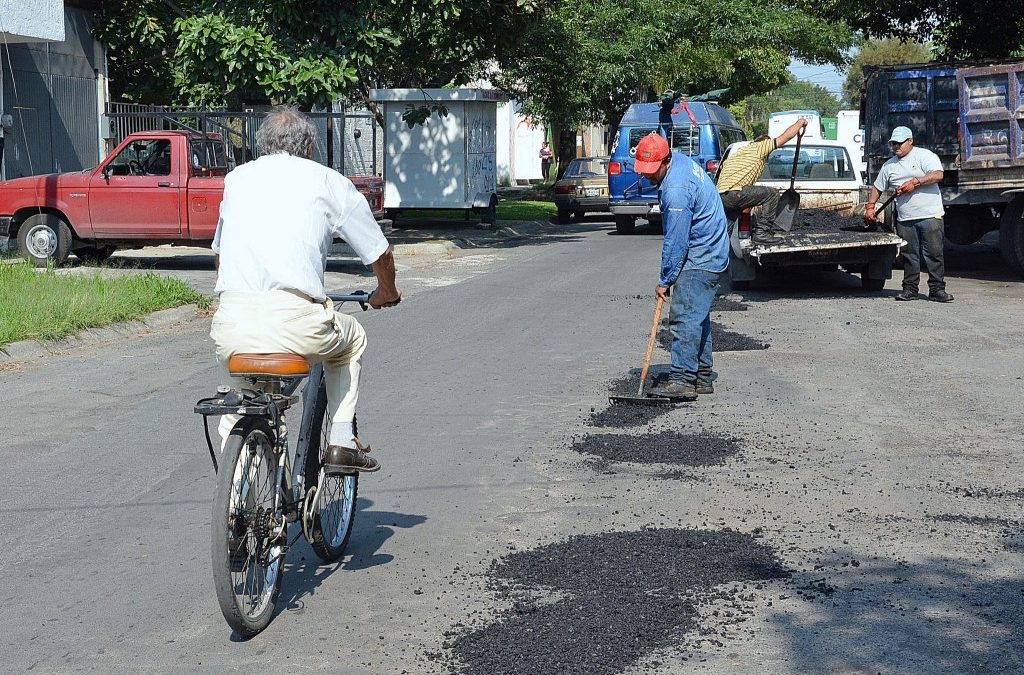 El Gobierno de Zapopan continúa con la atención de reportes ciudadanos; aplica bacheo emergente en siete puntos de la ciudad