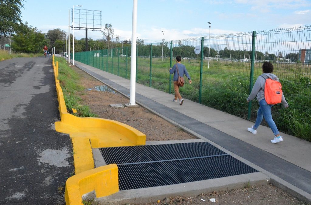 Zapopan rehabilita banquetas de Avenida Periférico para seguridad de estudiantes y transeúntes