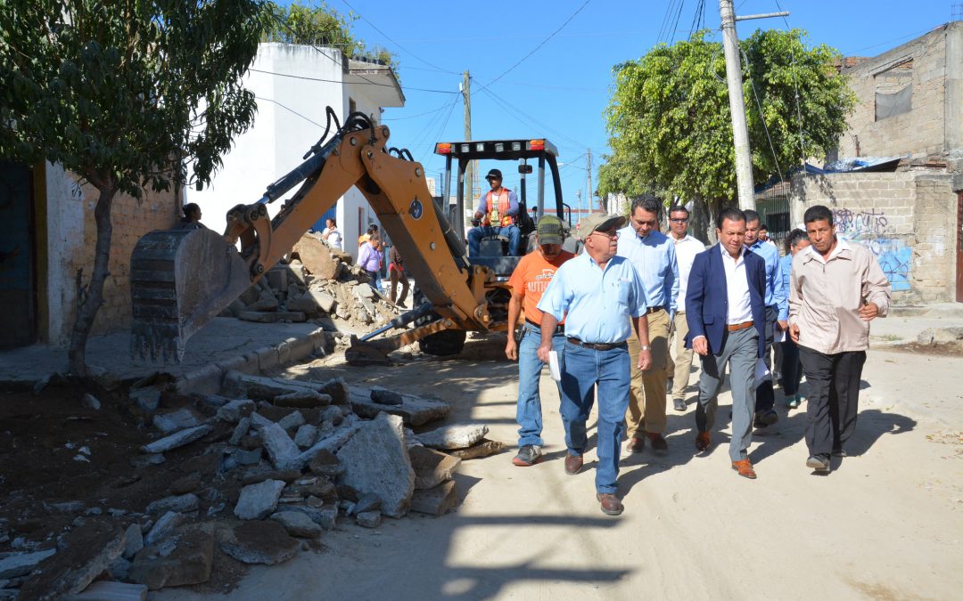 Pablo Lemus supervisa obras de rehabilitación de vialidades en San Juan de Ocotán