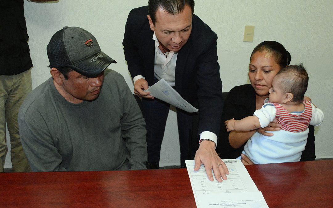 Entrega Pablo Lemus la primera carta- decálogo con los Derechos de la Infancia como la bienvenida a la Ciudad de los Niños