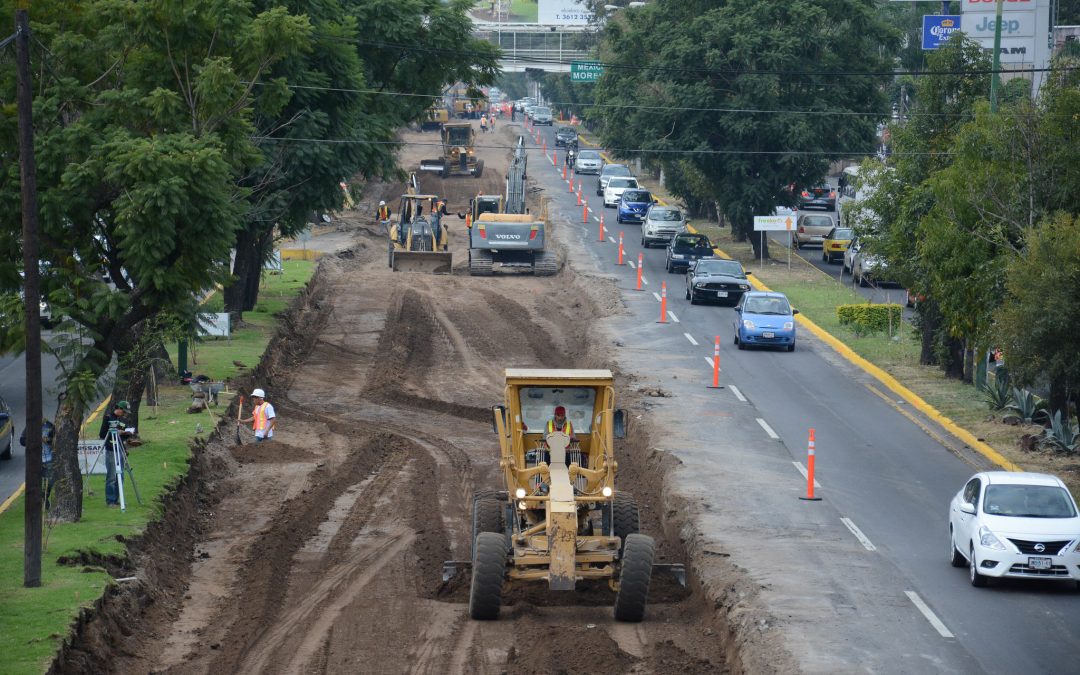 Pablo Lemus supervisa la obra de repavimentación en la Avenida López Mateos Sur