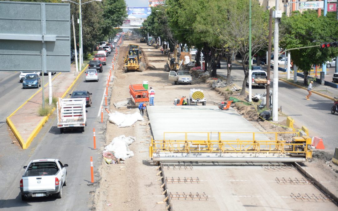 Inicia la colocación de concreto hidráulico en la Avenida López Mateos Sur