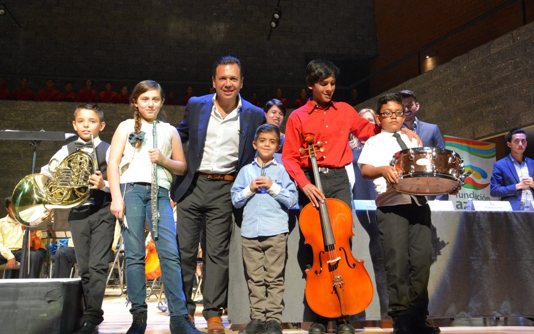 Se entregan instrumentos musicales a los integrantes de la Orquesta Sinfónica Esperanza Azteca Zapopan