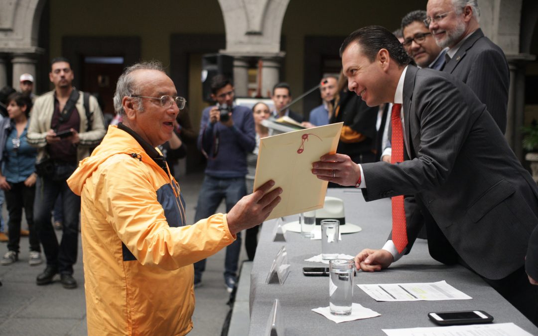 Zapopan entrega títulos de propiedad para brindar seguridad jurídica a los ciudadanos