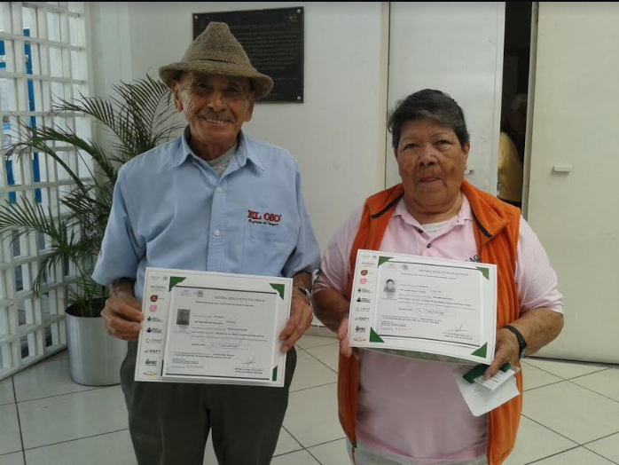 Adultos Mayores de Zapopan reciben certificados de primaria y secundaria