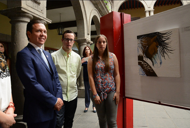 Pablo Lemus recorre la exposición incluyente Todos Hacemos Arte