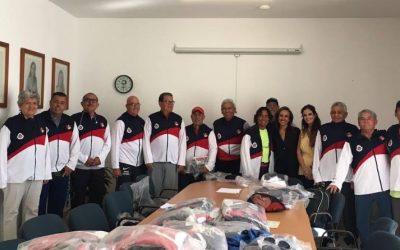 Equipos de cachibol de adultos mayores reciben uniformes deportivos
