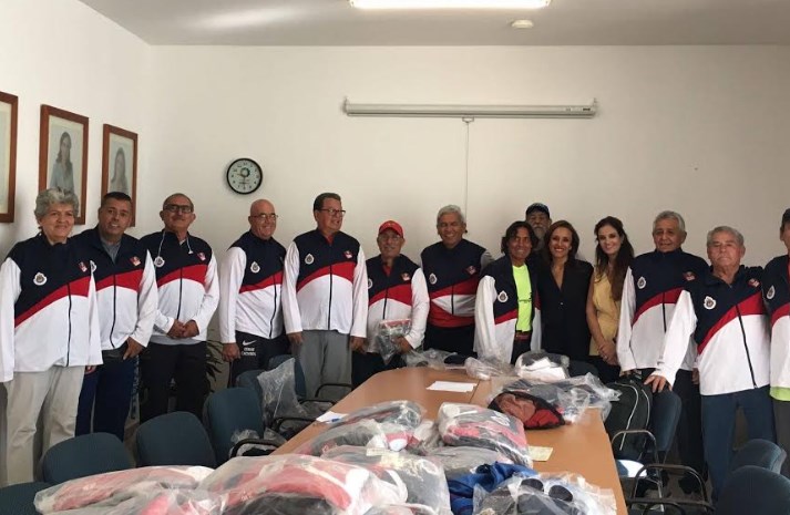 Equipos de cachibol de adultos mayores reciben uniformes deportivos