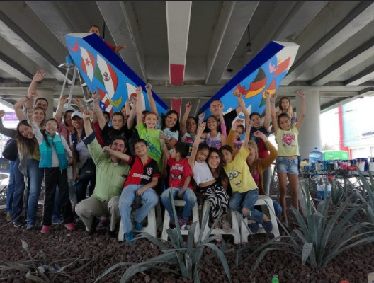 Niños de Zapopan realizan intervención en esculturas plasmando sus derechos