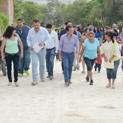 Zapopan entrega pavimentación de calles en la colonia Loma El Pedregal
