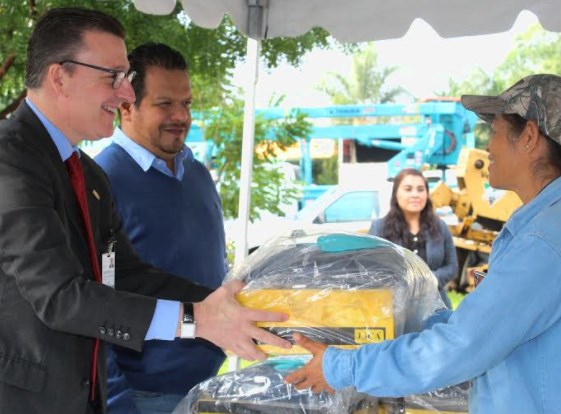 Parques y Jardines de Zapopan entrega uniformes a personal operativo