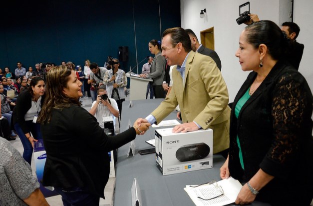 Entrega Zapopan mobiliario, equipo electrónico y pintura a 400 escuelas del municipio