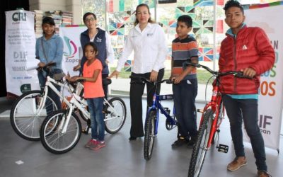 Niñas, niños y adolescentes de Zapopan reciben bicicletas para llegar a sus escuelas