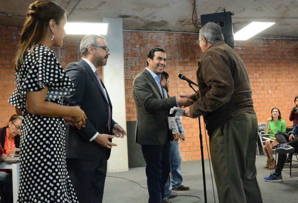 Entrega Zapopan estímulos económicos a comerciantes de la colonia Constitución