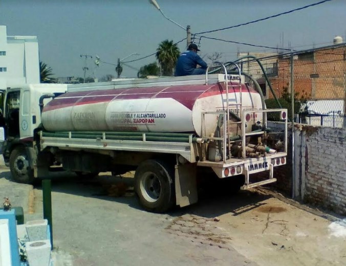 Zapopan brinda apoyo con pipas por la suspensión de servicio de agua potable