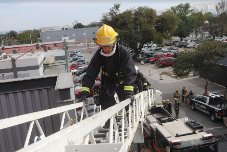 Capacitan a bomberos en el combate de Incendios en Estructuras Elevadas (IEE)