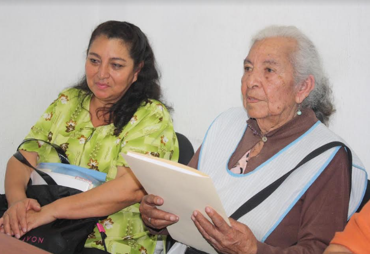 DIF Zapopan expide testimonial a adulta mayor de 101 años
