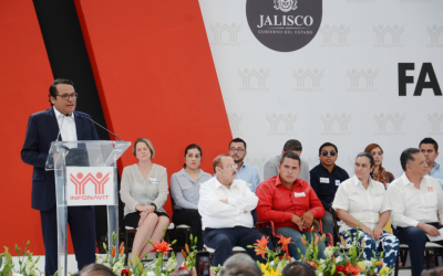 Participa José Luis Tostado en entrega del programa Familia Infonavit en favor de las familias jaliscienses