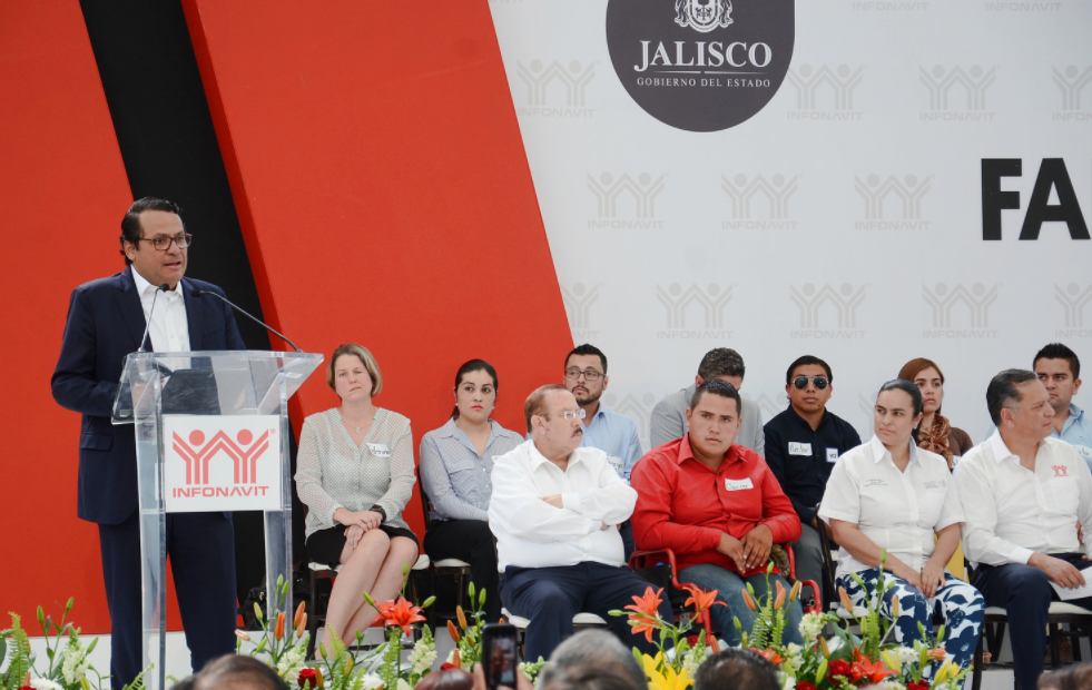 Participa José Luis Tostado en entrega del programa Familia Infonavit en favor de las familias jaliscienses