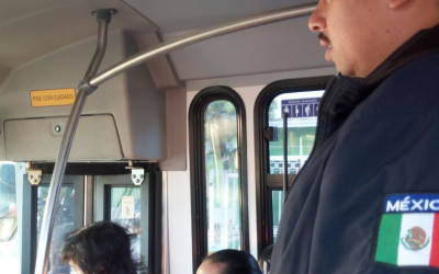 Policías de Zapopan brindan apoyo a ciudadanos afectados por el paro camionero