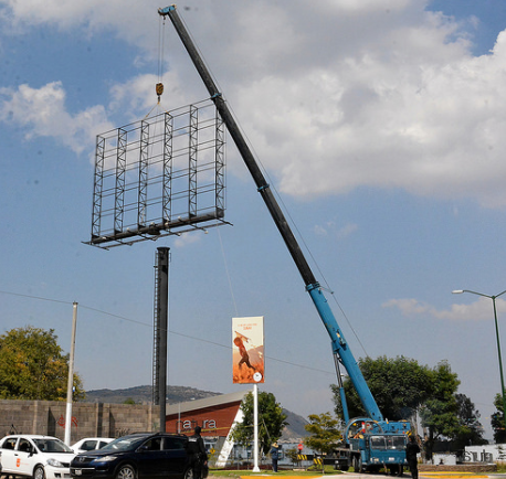 Inicia Zapopan retiro de estructuras y anuncios espectaculares irregulares