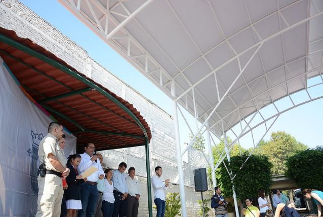 Presenta Zapopan instalación de estructura con lonaria en escuela Alfredo V. Bonfil